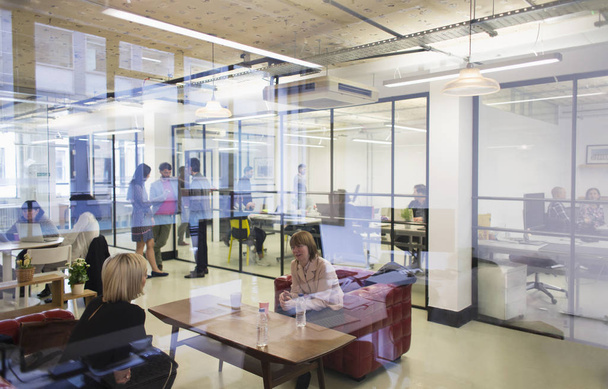 modern irodákban dolgozó üzletemberek - Fotó, kép