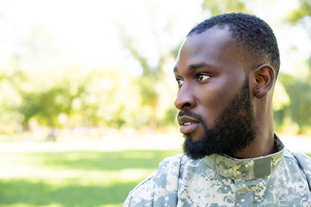 afro-amerikai katona katonai egységes keresett el park portréja - Fotó, kép