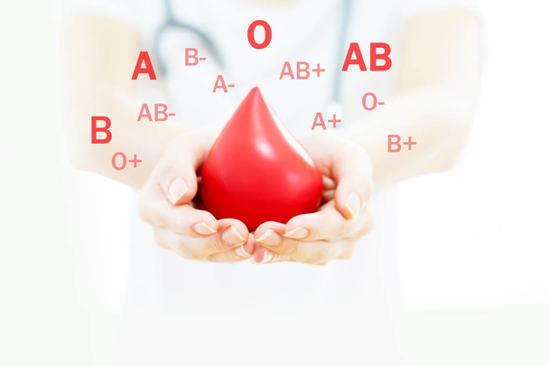 Руки доктора держат красную кровь - Фото, изображение
