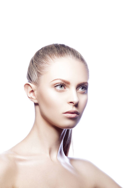 портрет молодой модной привлекательной блондинки с прической и натуральным макияжем на белом фоне
 - Фото, изображение