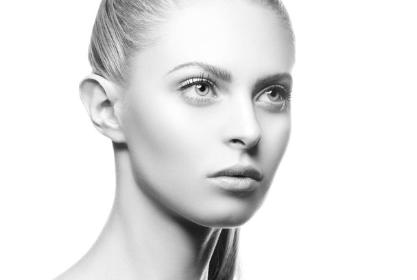retrato de jovem atraente linda mulher loira com maquiagem natural olhando para o lado
  - Foto, Imagem