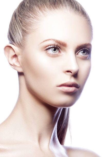 Porträt einer jungen attraktiven Blondine mit natürlichem Make-up  - Foto, Bild