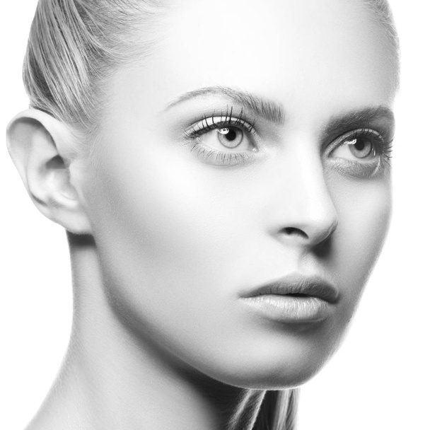 портрет привлекательной блондинки с натуральным макияжем, крупным планом
   - Фото, изображение