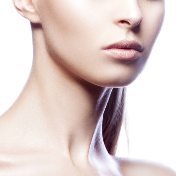 abgeschnittenes Porträt einer Frau mit natürlichem Make-up isoliert auf weißem Hintergrund - Foto, Bild