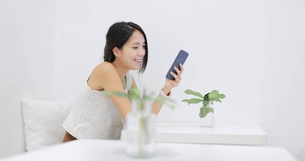 Nő használ okostelefon kávézóban - Fotó, kép