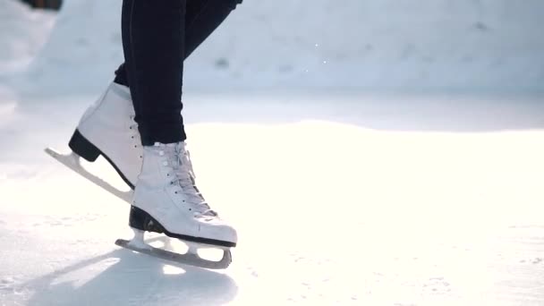 女子スケートのクローズ アップ。冬の森でスケート リンクの少女スケート。スローモーション - 映像、動画