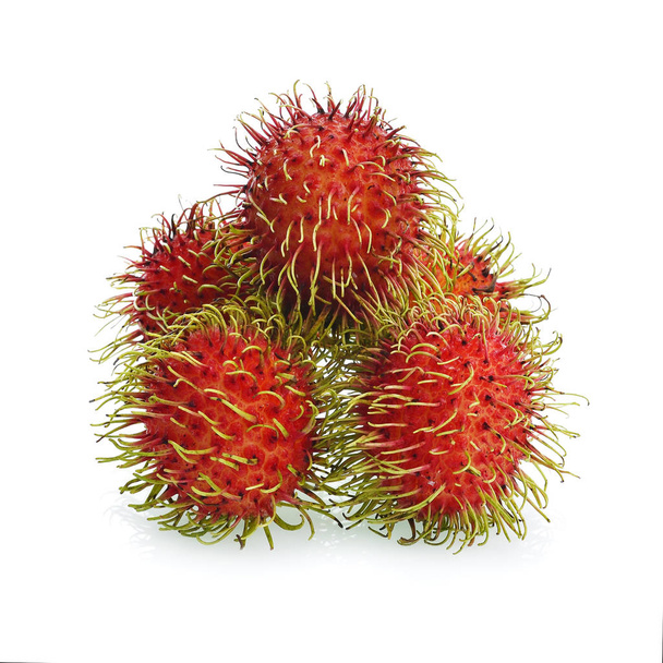 Rambutan makea herkullinen hedelmä eristetty valkoisella taustalla, Thaimaa
. - Valokuva, kuva