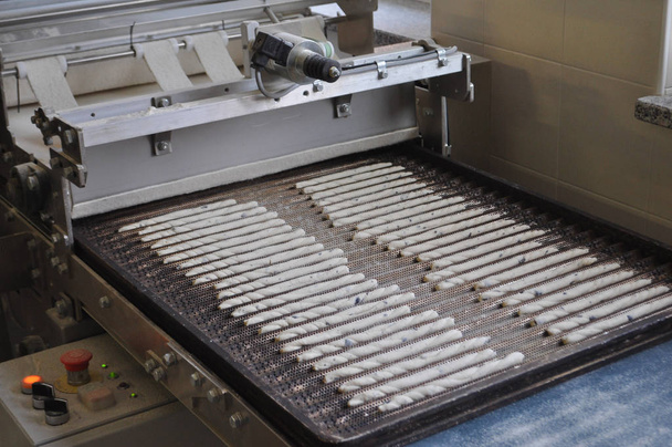 palitos de pan (también conocidos como grissini) que sumergen palitos de pan crujiente seco al horno alimentos
 - Foto, Imagen