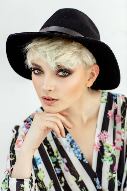 Beauty portrait of fashion blond model in a hat - Foto, imagen