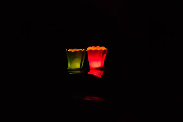 Pieni ja värikäs kynttilät kelluva meressä yöllä aikana Maris Star Party
 - Valokuva, kuva