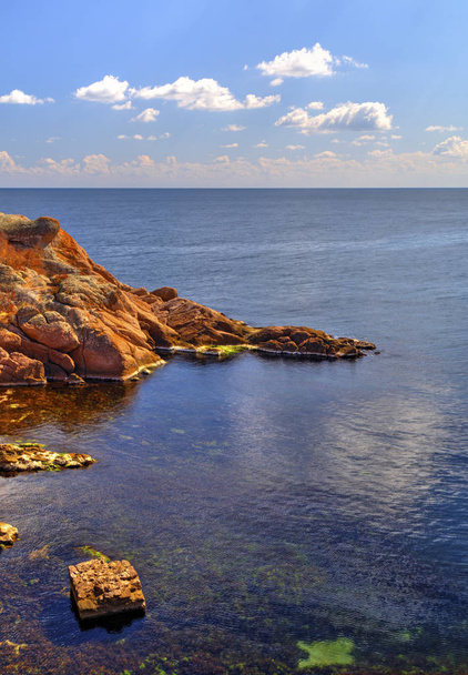 Krásná krajina na skalnatém pobřeží - Fotografie, Obrázek