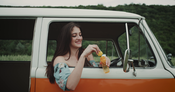 Κορίτσι φυσάει μεγάλο φυσαλίδες σε κίτρινο 80s van. αργές κινήσεις - Πλάνα, βίντεο