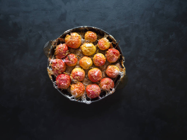 Запеченные яблоки в сковороде с имбирем, корицей, медом и перцем на черном фоне
. - Фото, изображение