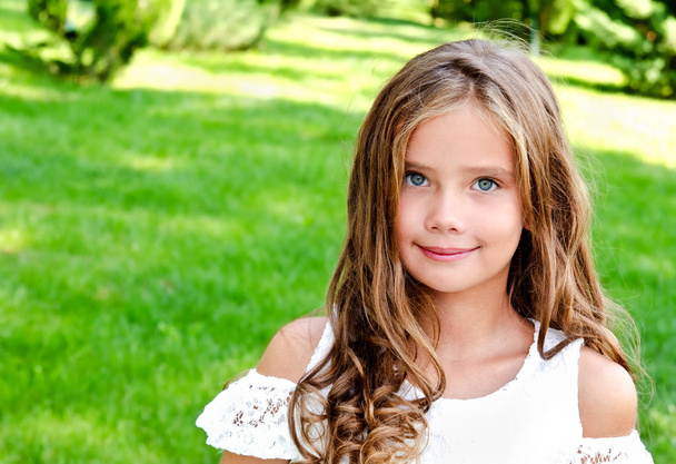 Portrait of adorable smiling little girl child outdoors in summer day - Foto, afbeelding