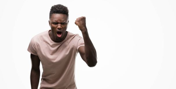 Młody Afroamerykanin człowiek, denerwować i sfrustrowany krzycząc z gniewem, szalony i wrzask ręce, koncepcja gniew - Zdjęcie, obraz