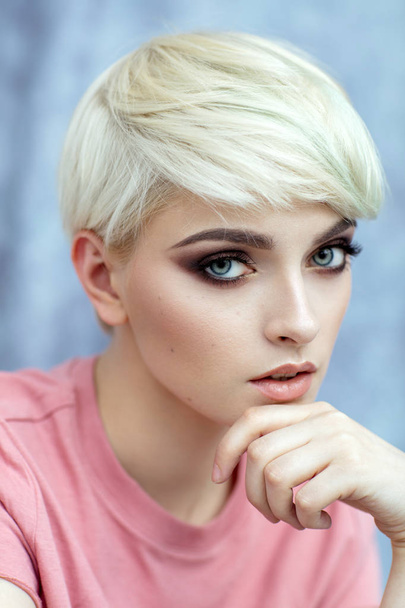 Beauty portrait of blond model in fashionable haircut - Foto, afbeelding