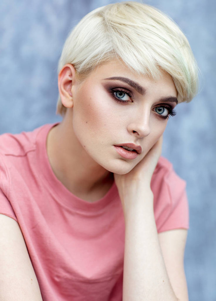 Blond beauty with short hair   - Foto, afbeelding