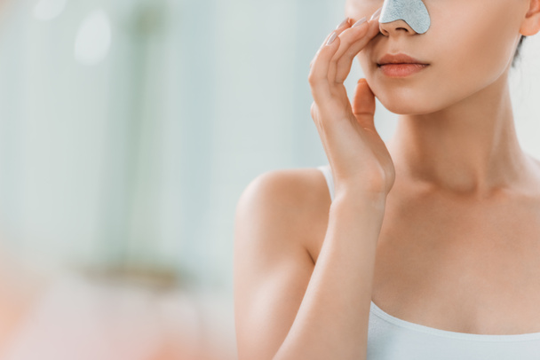 Schnappschuss einer jungen Frau mit Nasenstreifen im Badezimmer  - Foto, Bild