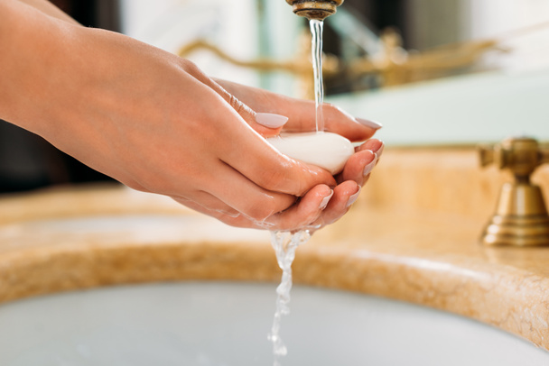 Detailní částečný pohled ženy mytí rukou mýdlem v koupelně - Fotografie, Obrázek