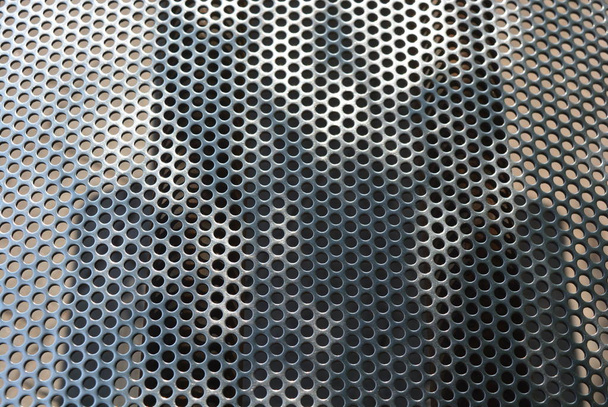 Malla metálica, fondo, con agujeros redondos idénticos, estructura metálica con sombra y luz
 - Foto, imagen