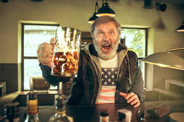 The senior bearded male drinking beer in pub - Foto, Imagem