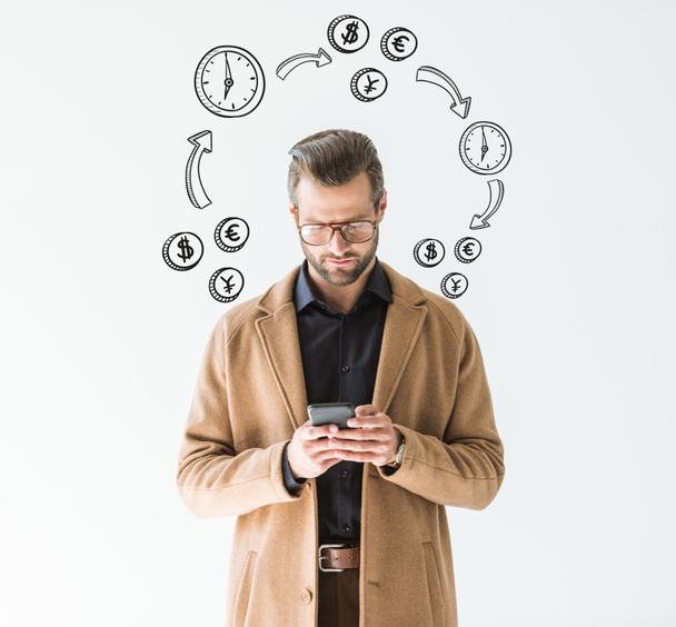 bel homme d'affaires en manteau marron en utilisant smartphone, isolé sur blanc avec des icônes de temps et d'argent
 - Photo, image