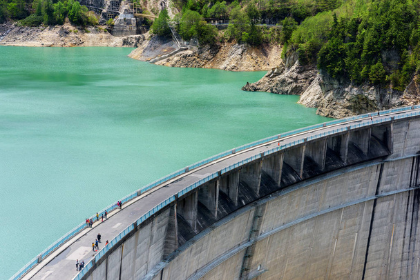 黒部ダムの景色。黒部ダムやくろよんダムは富山県の黒部川で可変半径アーチのダム. - 写真・画像