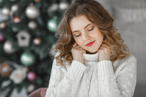 Close up portrait of young beautiful woman on Christmas background - Фото, зображення