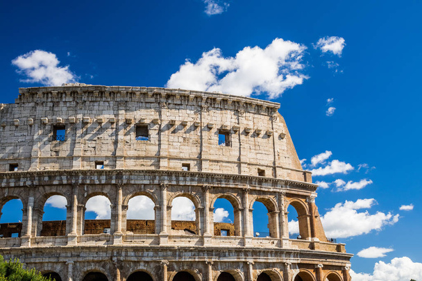 Coliseo con cielo azul claro y nubes, Roma
 - Foto, imagen