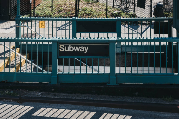 ニューヨーク、アメリカ合衆国では、駅の入り口に地下鉄サイン. - 写真・画像
