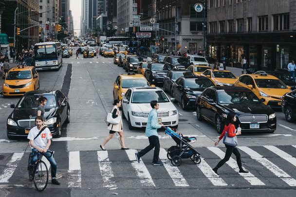 ニューヨーク、アメリカ合衆国 - 2018 年 6 月 2 日: 人々 は、ニューヨーク、アメリカ合衆国内の横断歩道上の道路を横断します。ニューヨークは世界で最も訪問された都市の一つ. - 写真・画像
