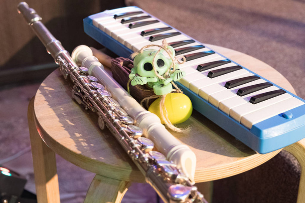 teclado instrumental de viento junto a la trompeta y el cráneo, antes del concierto
 - Foto, imagen