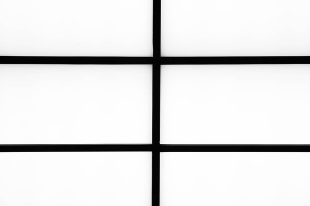 Αφηρημένη γεωμετρική μαύρες ρίγες σε ένα λευκό φωτεινό φόντο, μινιμαλισμό, αφηρημένο μαύρο και άσπρο φόντο. - Φωτογραφία, εικόνα