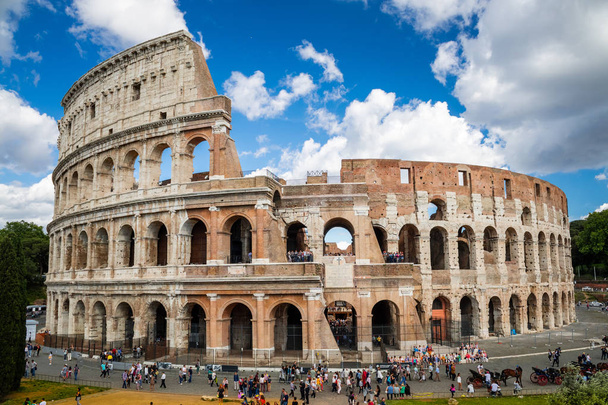 Koloseum v sunrise, Řím, Itálie, Evropa. Řím starověké arény gladiátor zápasy. Římské Koloseum je nejznámější dominantou Říma a Itálie - Fotografie, Obrázek