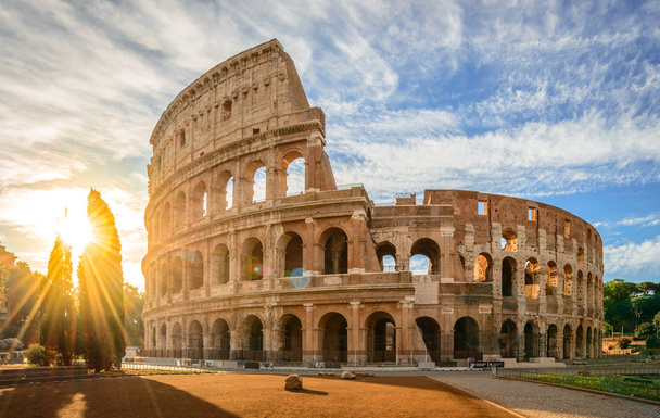 日の出、ローマ、イタリア、ヨーロッパでコロッセオ。ローマ剣闘士の戦いの古代のアリーナ。ローマのコロッセオは、ローマとイタリアの最も有名なランドマーク - 写真・画像