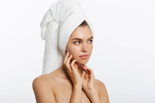 Koncepcja spa i urody - szczęśliwa młoda dziewczyna z czystą skórę i biały ręcznik na głowę myje twarz - Zdjęcie, obraz