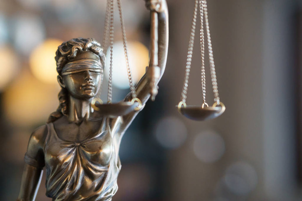 Statua di Giustizia con bilancia in studio legale. Lady Giustizia, simbolo di giustizia, e concetto di diritto legale
 - Foto, immagini