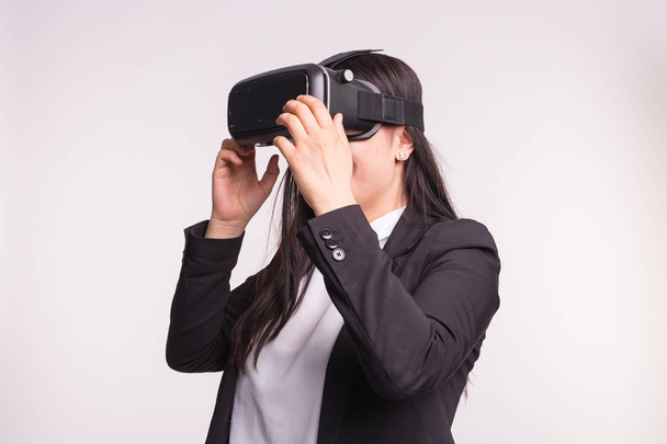 Mujer joven con casco de realidad virtual sobre fondo blanco
 - Foto, imagen