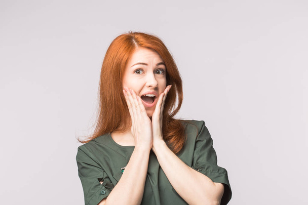 Beyaz arka plan üzerinde heyecanlı mutlu kızıl saçlı kadın - Fotoğraf, Görsel