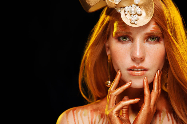 Красота Модель девушка с золотым макияжем, золотой макияж кожи, волосы и украшения на черном фоне
. - Фото, изображение