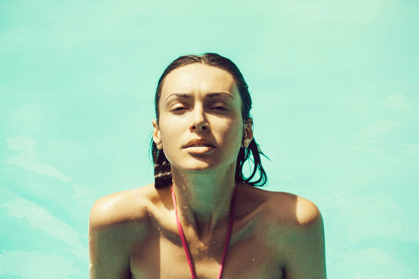 довольно сексуальная женщина в бассейне
 - Фото, изображение