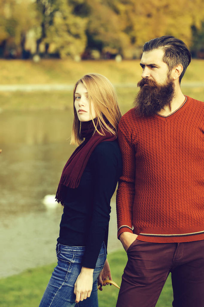Young couple in autumn park - Foto, imagen