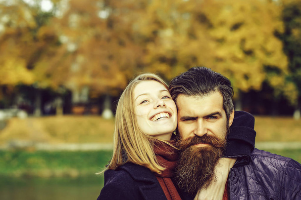 Young couple in autumn park - Φωτογραφία, εικόνα