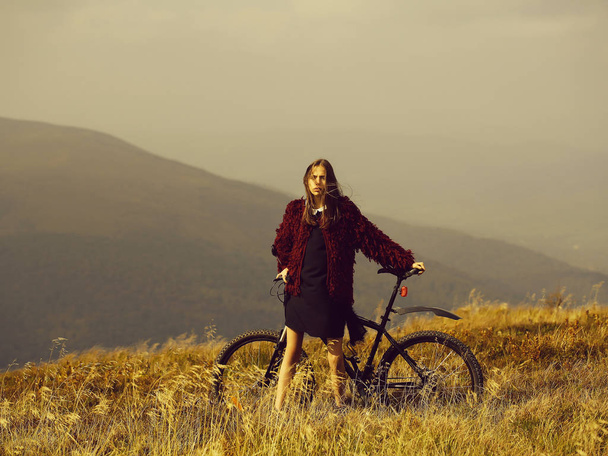 meisje met fiets op berg - Foto, afbeelding