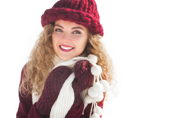 Detailní záběr portrét mladé krásné ženy na zimní pozadí - Fotografie, Obrázek