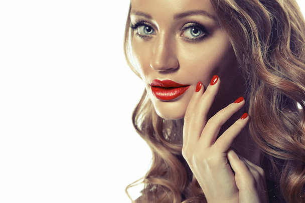 Mooie jonge model vrouw met rode lippen en blonde krulhaar geïsoleerd op wit - Foto, afbeelding