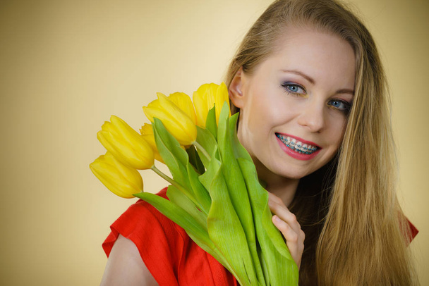 Kansainvälinen naistenpäivä, 8. maaliskuuta. Kaunis muotokuva kaunis nainen vaaleat hiukset keltainen tulppaanit, muoti muodostavat, tyylikäs mekko. Äitienpäivä. - Valokuva, kuva