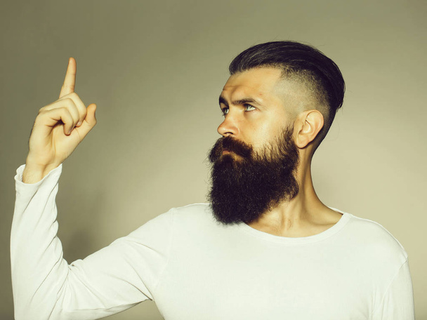 Bearded man with gesture - Foto, Bild