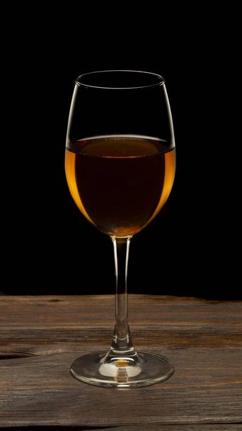 ガラスに黒い背景に赤ワインのガラスのある静物イメージ A ガラスをクローズ アップ - 写真・画像