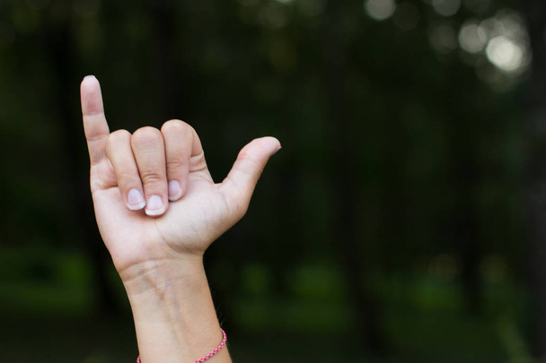 sinais e símbolos para pessoas com deficiência mudo e surdo conceito humano de alfabeto dactilo por mão feminina e dedos com espaço vazio para cópia ou texto sobre fundo escuro sem foco
 - Foto, Imagem